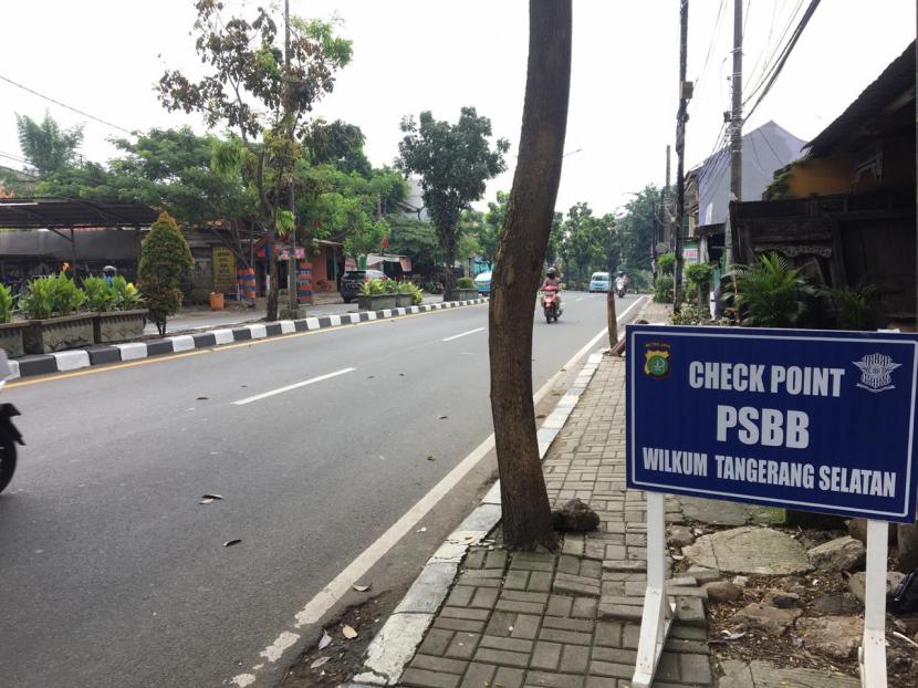 Posko titik pengawasan Pembatasan Sosial Berskala Besar (PSBB) di wilayah kota Tangerang Selatan nampak sepi, Ahad (3/5) siang