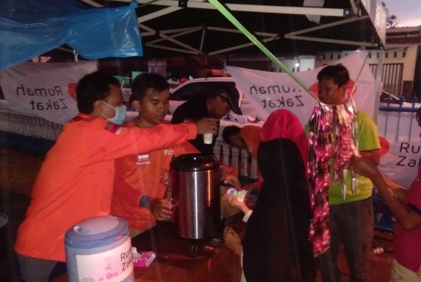 Posko utama yang di dirikan Rumah Zakat di Masjid Nurul Hidayah Kp Tarogong, Desa Tarogong, Kec. Labuhan, Kab. Pandeglang memberikan bantuan makanan dan minuman hangat.