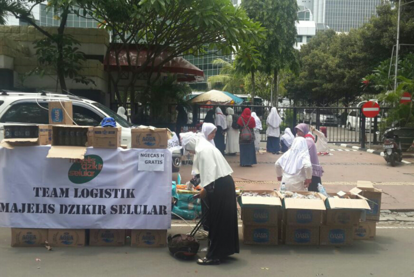 Abdullah Gymnastiar (AA Gym) beres-berse di Istiqlal bareng Mualaf center indonesia dan Gerakan Masjid Bersih-Bersih.