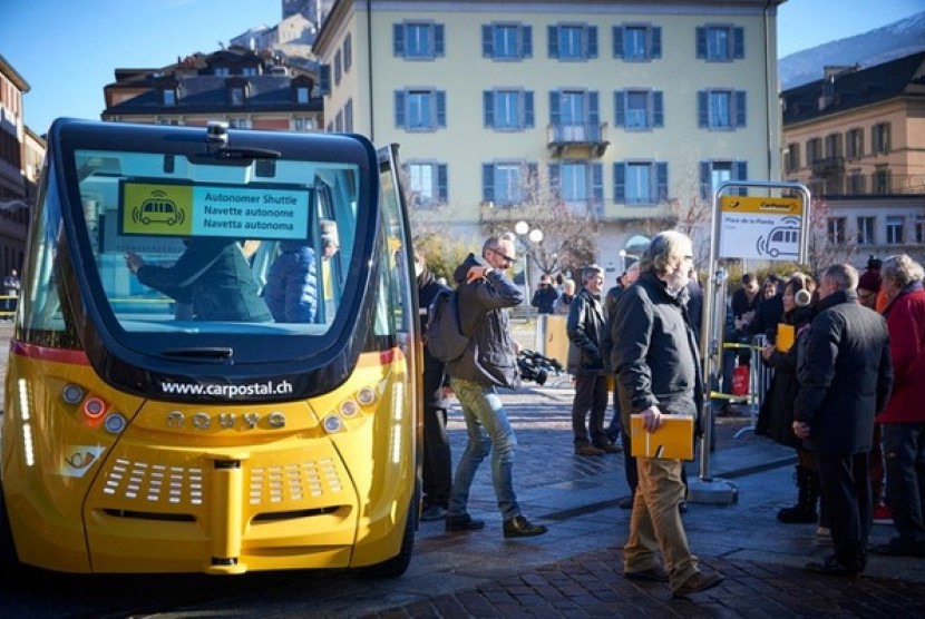 PostBus, bus swakemudi yang dikembangkan di Swiss.