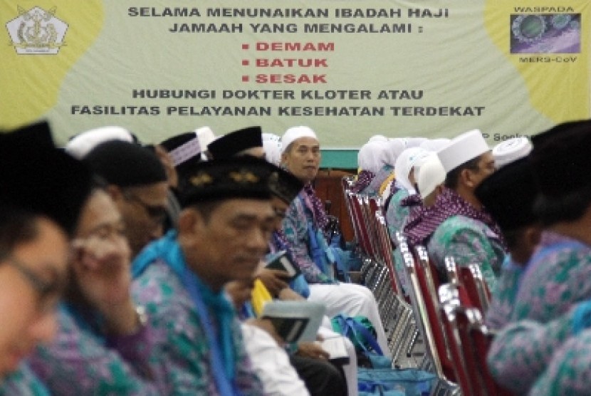 Poster bertuliskan himbauan kesehatan kepada calon jamaah haji terpampang di Ruang Serba Guna, Asrama Haji, Pondok Gede, Jakarta, 