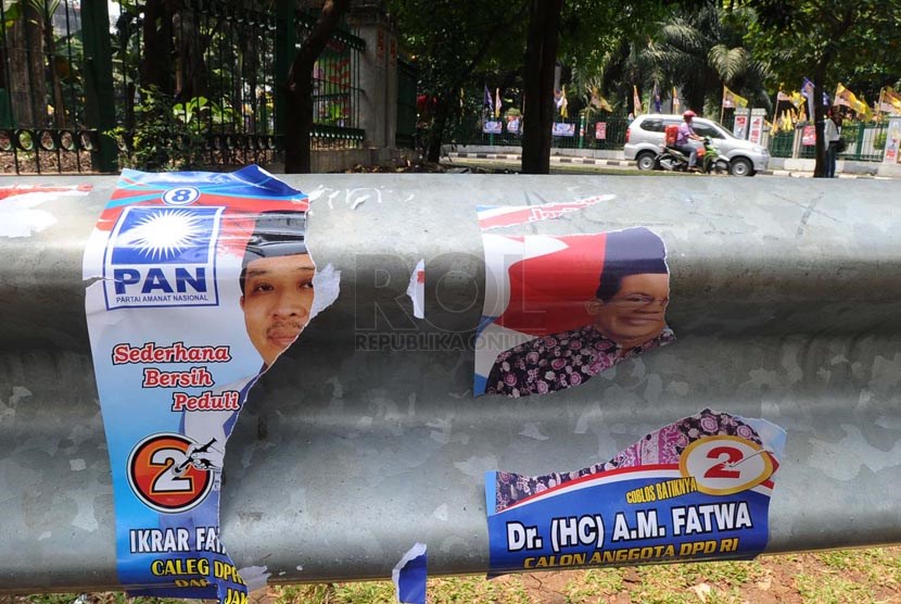 Poster caleg partai politik telah tersobek dikawasan Gondangdia, Jakarta Pusat, Kamis (3/4).