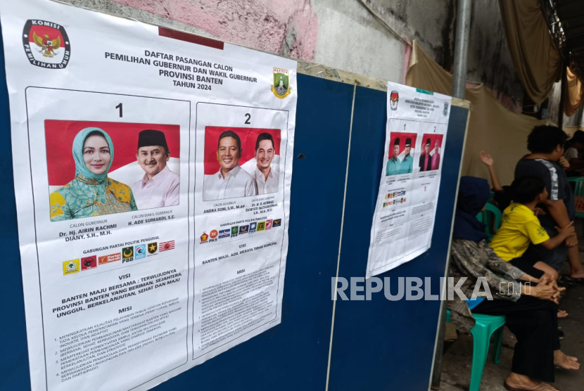 Poster daftar pasangan calon gubernur dan wakil gubernur Provinsi Banten di TPS 29, Cempaka Putih, Ciputat Timur, Tangerang Selatan, Banten, Rabu (27/11/2024).