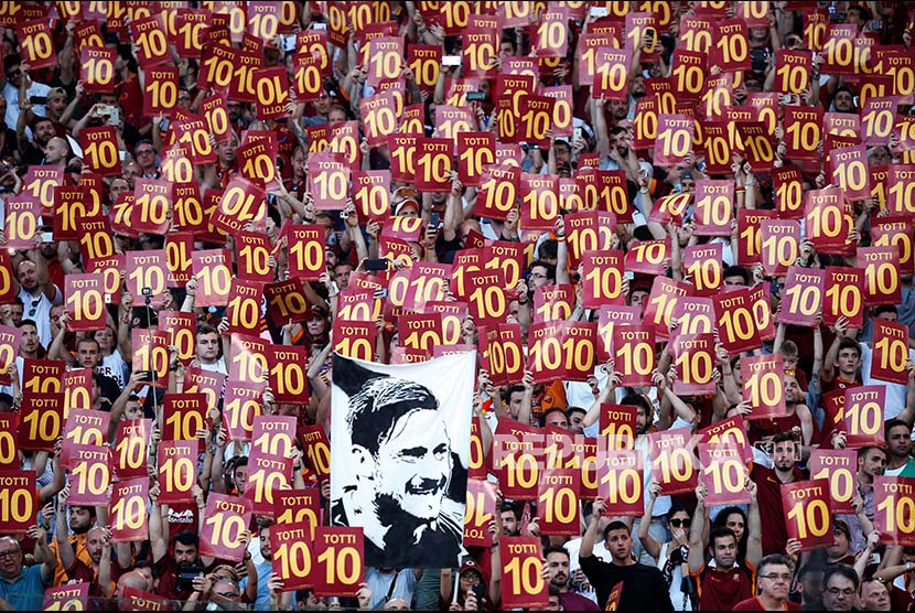 Poster dan spanduk Francesco Totti dibawa suporter AS Roma pada pertandingan terkahir Sang Pangeran Roma di Stadion Olympico Roma, Senin (29/5/2017). 