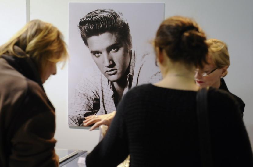 Poster Elvis Presley terpajang dalam pameran memorabilia di Chicago, AS, Oktober 2009. Benda-benda peninggalan Elvis akan dilelang pada Desember 2021.