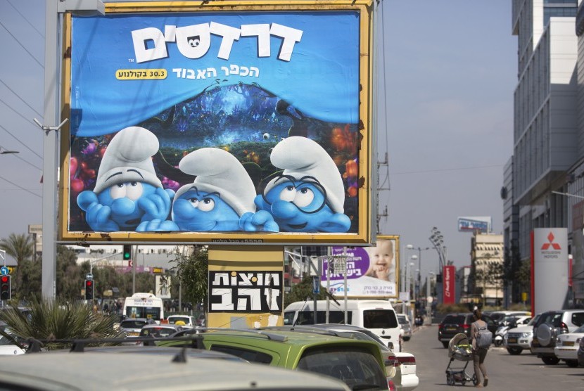 Poster film Smurfs: The Lost Village hadir tanpa sosok Smurfette untuk promosi di salah satu kota di Israel.
