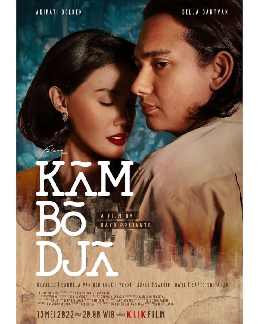 Poster film Kambodja yang dibintangi Adipati Dolken dan Della Dartyan. Sinema akan tayang di KlikFilm pada 13 Mei 2022.