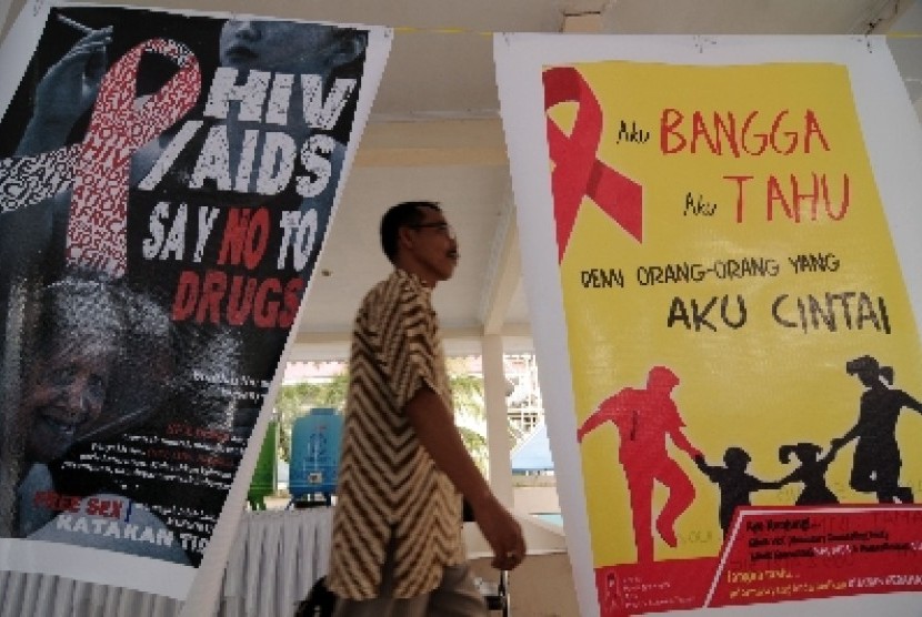 Sejumlah aktivis menyalakan lilin pada malam renungan HIV/AIDS. 
