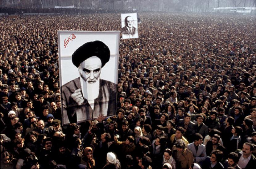 Poster Imam Khomeini di tengah masa.