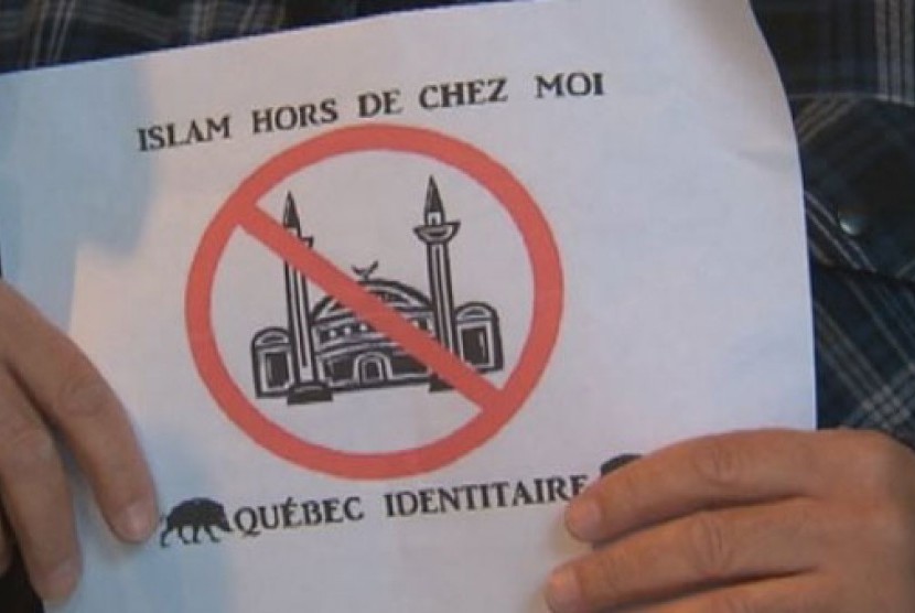 Masjid di Dhankot India Ditembak Orang tak Dikenal. Foto: Poster Islamofobia di Quebec