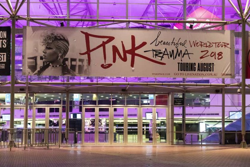 Poster konser penyanyi Pink di luar Qudos Bank Arena di Sydney, (6/8). Pink terpaksa membatalkan konsernya karena disarankan dokter.
