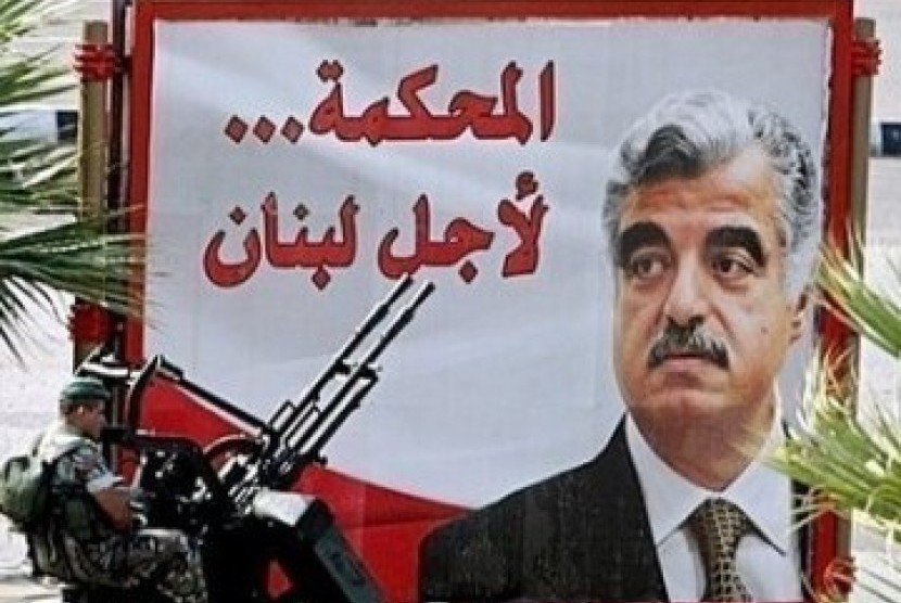 Poster mantan Perdana Menteri Lebanon Rafiq Hariri.