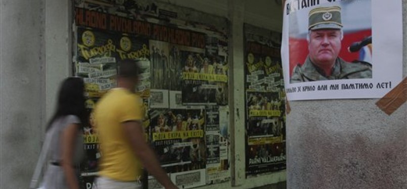 Poster sang Jagal Balkan, Ratko Mladic, tertempel pada sebuah tembok di sudut  kota Banja Luka, Sarajevo, Bosnia.
