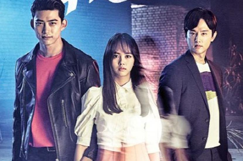 Poster serial drama Korea bergenre horor komedi berjudul Lets Fight Ghost. Ada beberapa drakor bergenre komedi yang bisa menjadi rekomendasi tontotan.