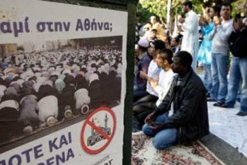 Poster yang dipasang oleh kaum ekstrim sayap kanan Yunani bertuliskan 