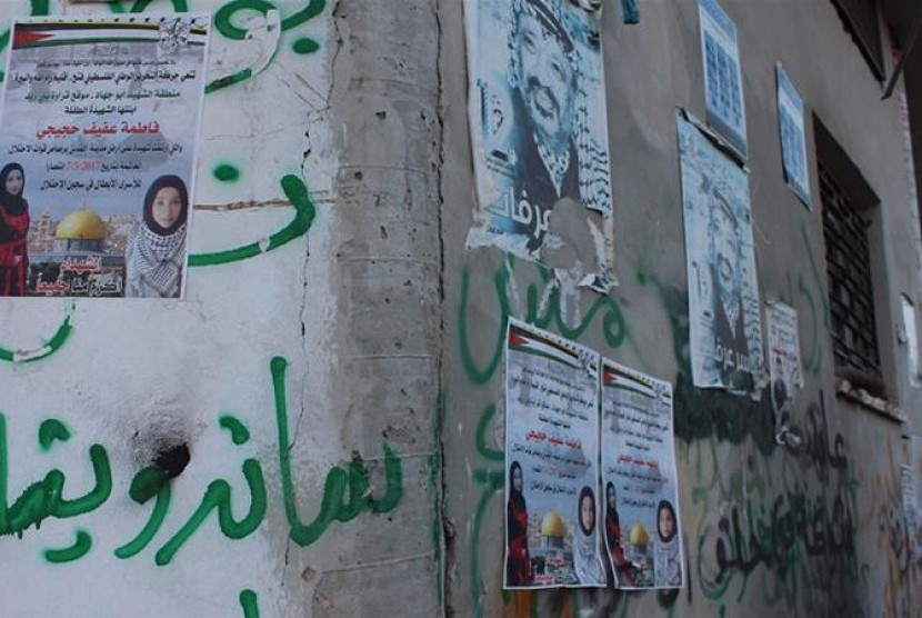 Poster yang memuat foto remaja Palestina yang ditembak mati pada 7 Mei 2017 oleh tentara Israel, Fatima Hjeiji yang ditempel di dinding Qarawat Bani Zeid.