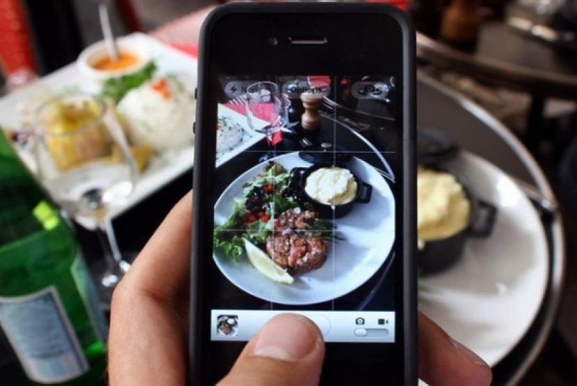 Posting makanan di Instagram (Ilustrasi)