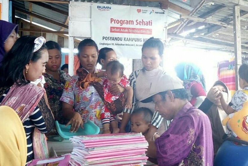 Posyandu Pertamina Sehati memberikan vitamin A kepada Balita peserta Posyandu Sehati di lingkungan 12 Kelurahan Medan Belawan, Kampung Nelayan. 