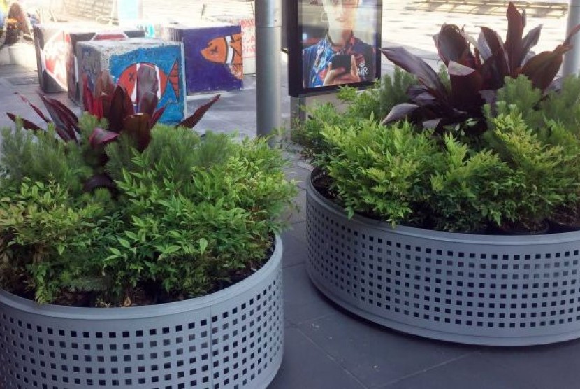 Pot tanaman yang dipasang di kawasan Bourke St Mall di pusat Kota Melbourne, sekaligus menjadi penghalang bagi kemungkinan serangan dengan menggunakan kendaraan.