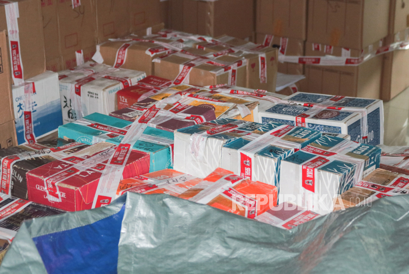 Operasi Gabungan Bea Cukai dan Pomdam Jayakarta Tindak Ribuan Miras Ilegal