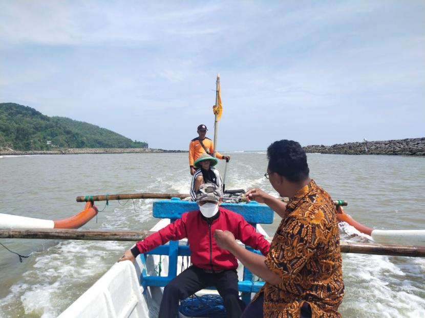 Potensi perikanan laut selatan Jawa Tengah sangat besar untuk dikembangkan sehingga butuh perhatian lebiih dari pihak pemerintah. Susana perairan di pelabuhan ikan di Pantai Logending kebumen dengan latar belakang beton 