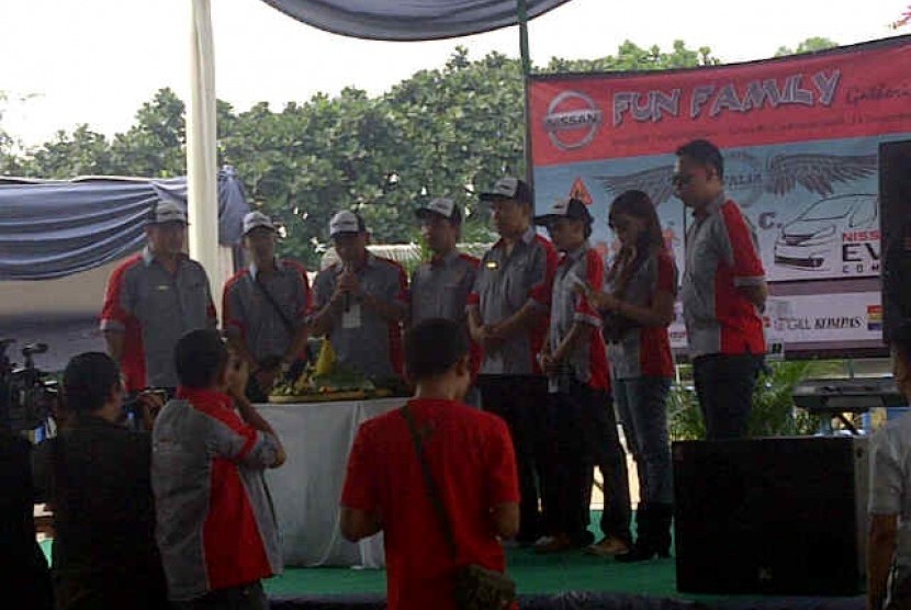 Potong tumpeng dalam kegiatan Fun Family Gathering Nissan Evalia Community (FFG-NEC).