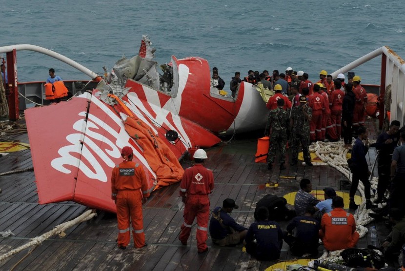 Potongan bagian ekor pesawat AirAsia QZ8501 ditarik ke atas kapal Crest Onyx, setelah berhasil diangkat dari dasar laut dengan menggunakan 