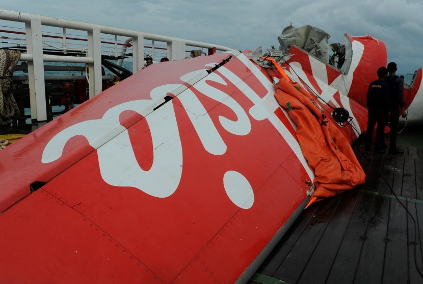 Potongan bagian ekor pesawat AirAsia QZ8501 setelah berhasil diangkat dari dasar laut dengan menggunakan 
