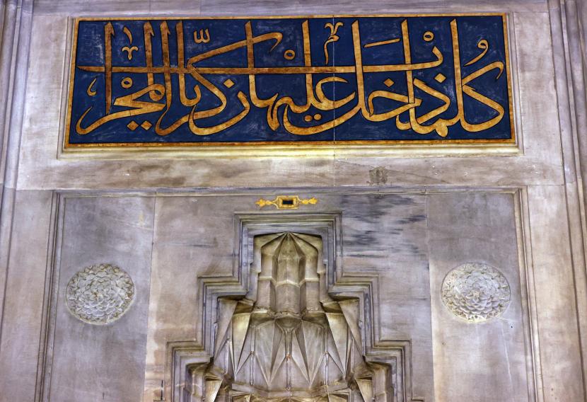 Potongan batu Hajar Aswad terpasang di salah satu bagian Masjid Sokullu Mehmed Pasha di Istanbul, Turki. Potongan batu hitam ini tersimpan selama lima abad. Selama Lima Abad, Bagian Hajar Aswad Tersimpan di Masjid Sokullu Mehmet Pasha Istanbul