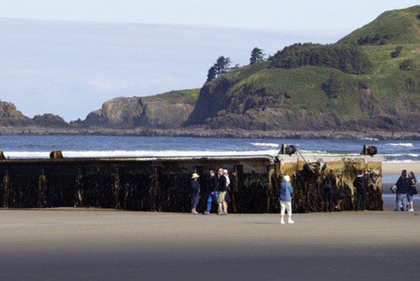 Potongan besar darmaga dari tsunami Jepang terdampar di Pantai Oregon AS