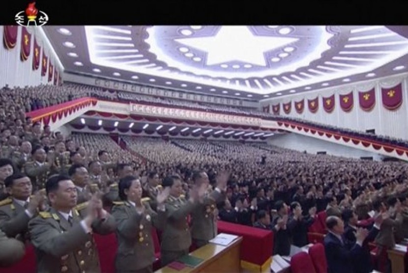 Potongan gambar dari video milik lembaga penyiaran Korut KRT menunjukkan delegasi bertepuk tangan dalam kongres Partai Buruh di Pyongyang, Jumat, 6 Mei 2016.