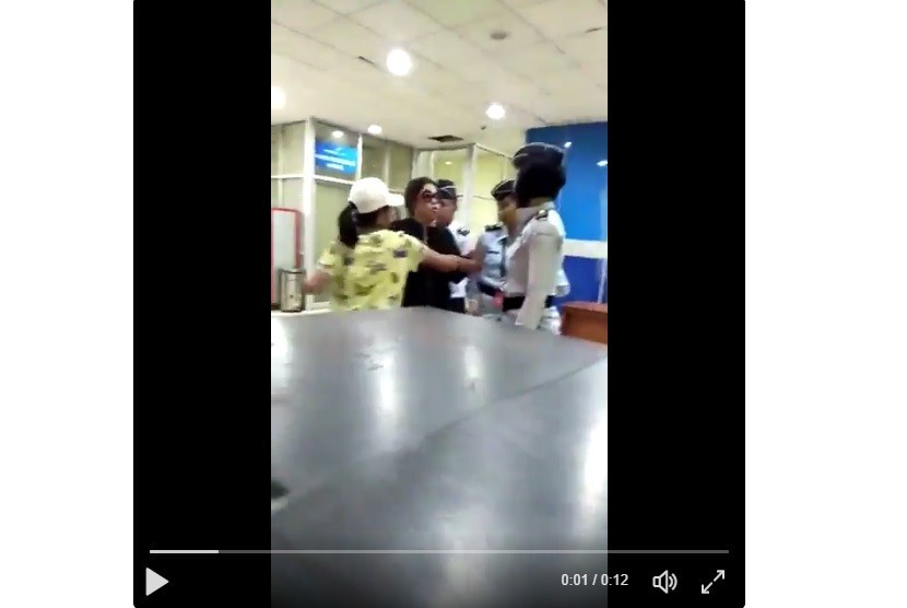 Potongan gambar video kekerasan yang diterima petugas Avsec bandara Sam Ratulangi, Manado