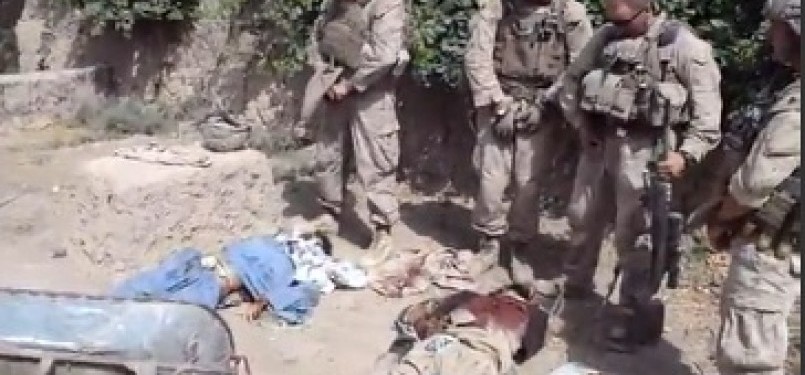 Potongan gambar video yang diduga berisi tentara AS sedang mengencingi mayat anggota Taliban. Video itu pertama kali beredar di situs Live Leak