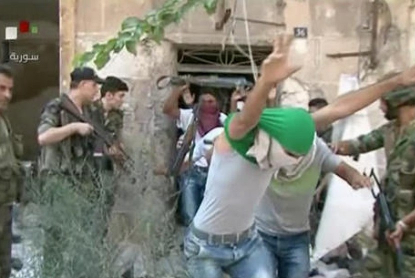 Potongan tayangan video televisi nasional Suriah menunjukkan sejumlah pemuda dengan wajah tertutup menyerahkan diri kepada pasukan pemerintah di Aleppo, Sabtu, 30 Juli 2016.