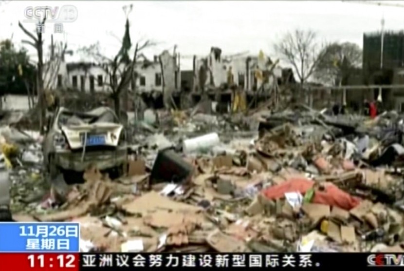 Potongan video dari media CCTV Cina menunjukkan bangunan dan kendaraan yang rusak akibat ledakan di Ningdo, Zhejiang, Ahad (26/11).