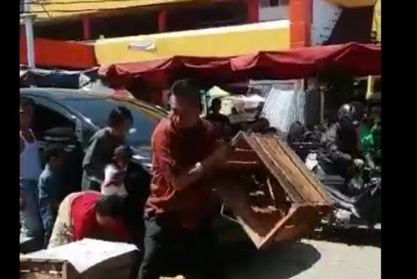 Potongan video mengamuk Kadinas Perdagangan Kota Padang.