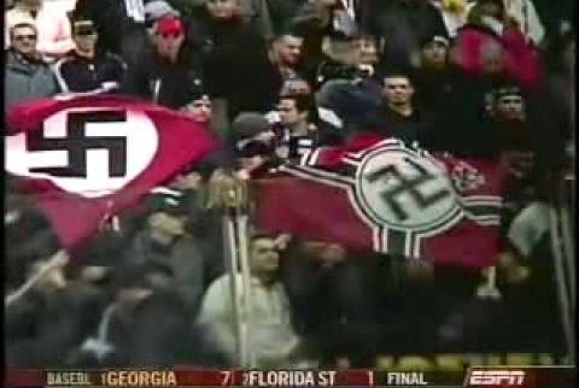 Potongan video memperlihatkan fans Polandia mengibarkan bendera Nazi di arena sepak bola