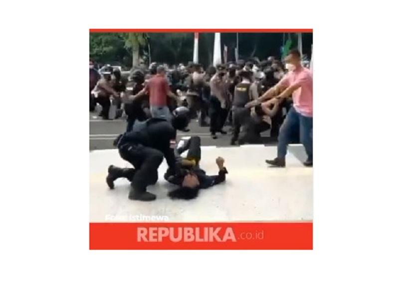 Potongan video seorang polisi membanting seorang mahasiswa dalam aksi demonstrasi di Tangerang.