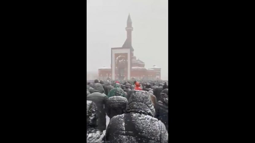 Potongan video suasana shalat Jumat dihantam hujan salju kencang di Moscow Rusia