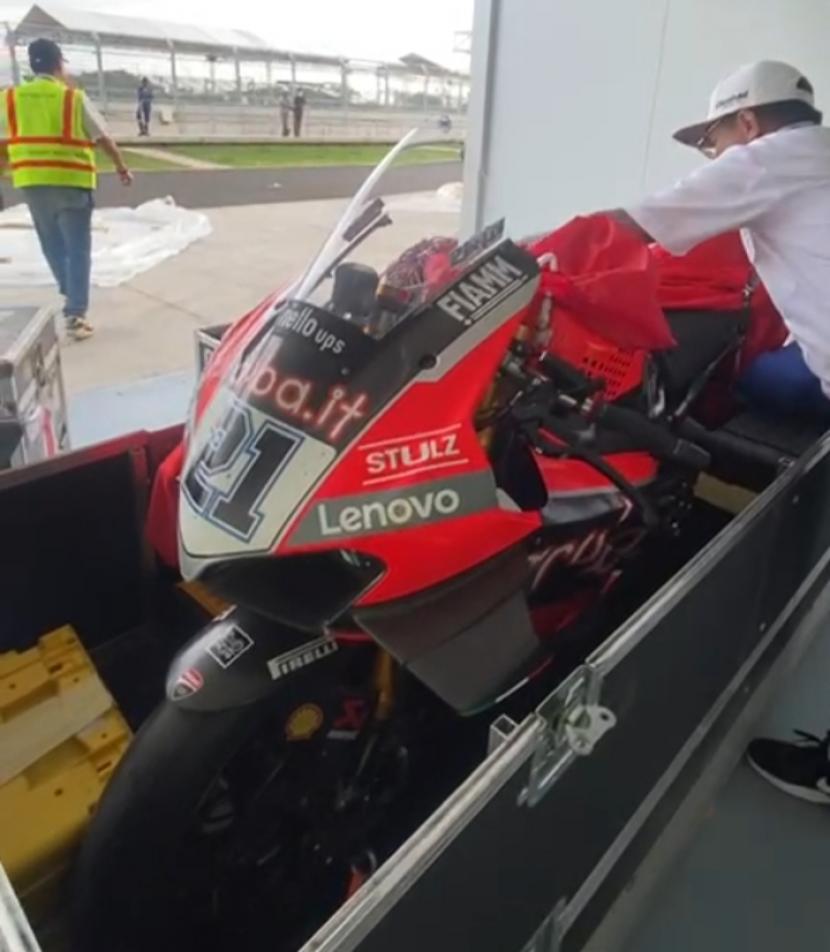 Potongan video terkait pembongkaran kargo Ducati yang sempat dituding ilegal.