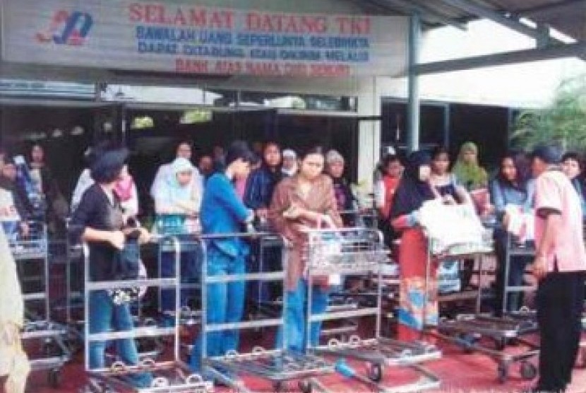Potret buram tenaga kerja di Indonesia yang terpaksa mengais rejeki di negeri orang.