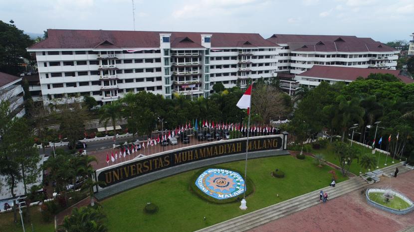 Potret gedung kuliah di Universitas Muhammadiyah Malang (UMM). Universitas yang dikenal dengan sebutan Kampus Putih ini baru saja mendapatkan predikat sebagai kampus swasta terbaik keenam se-Asia Tenggara menurut data yang dikeluarkan oleh AppliedHE.