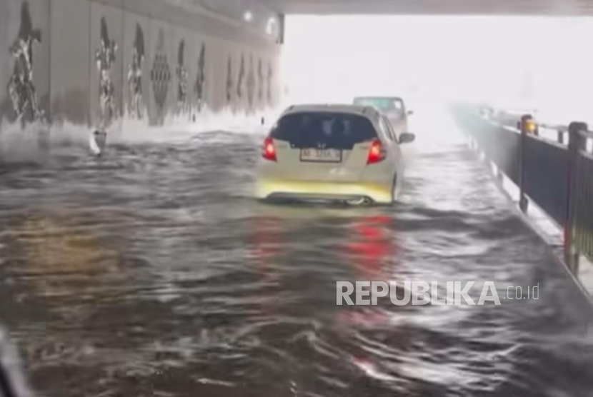Potret genangan air di Underpass Kentungan, Depok, Sleman, Ahad (22/11/202). 