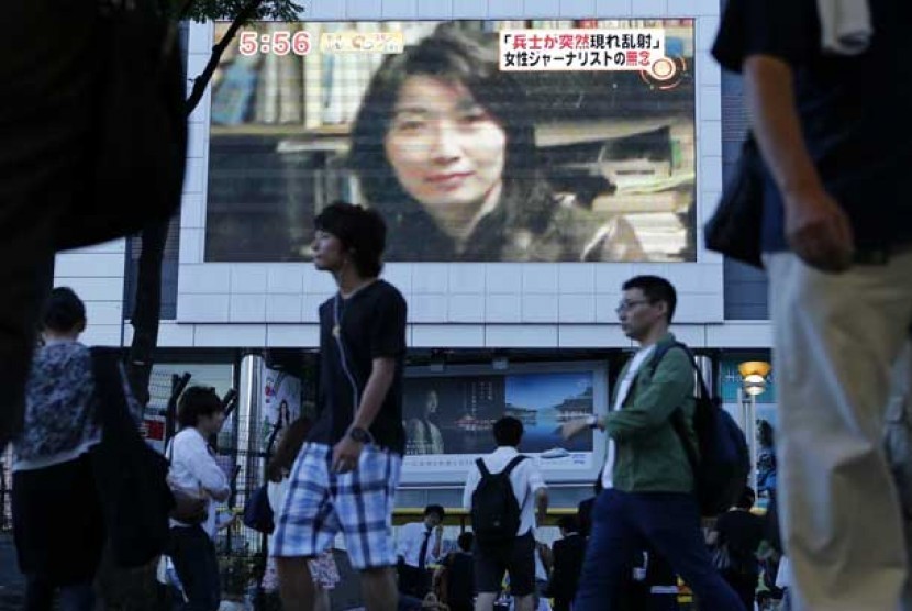  Potret jurnalis Jepang yang tewas di Suriah, Mika Yamamoto tampak dalam layar lebar di Tokyo, Selasa (21/8).