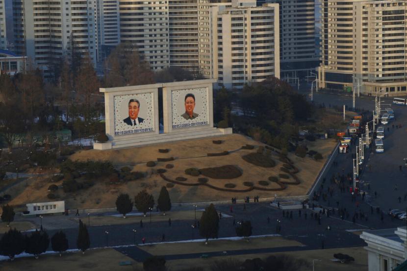 Potret mendiang pemimpin Korea Utara Kim Il-Sung dan Kim Jong-il di pusat kota Pyongyang, Korea Utara pada 19 Desember 2018. Media Korea Utara (Korut) melaporkan parlemen negara itu berjanji membangun ekonomi dan memperbaiki penghidupan masyarakat dalam 
