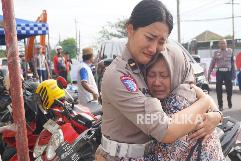 Potret orangtua Haikal yang menangis haru saat mengetahui anaknya berhasil dievakusi dengan selamat oleh Tim SAR gabungan, Rabu (1/10/2025), sore. 