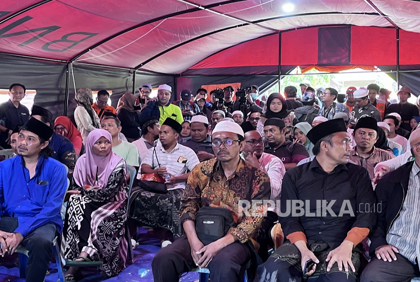 Potret orangtua saat menantikan rapat koordinasi yang akan disampaikan oleh Tim Basarnas Gabungan. 