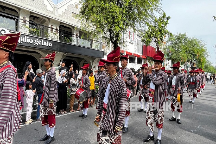 Potret Parade Budaya Nusantara dan Kirab Merah Putih di Kawasan Malioboro Yogyakarta, Ahad (16/11/2025).