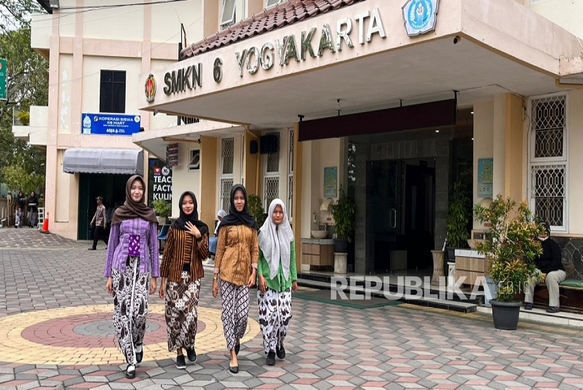 Potret pelajar di SMK Negeri 6 Kota Yogyakarta memakai pakaian adat Jawa Gagrak Ngayogyakarta, Kamis (18/9/2025).
