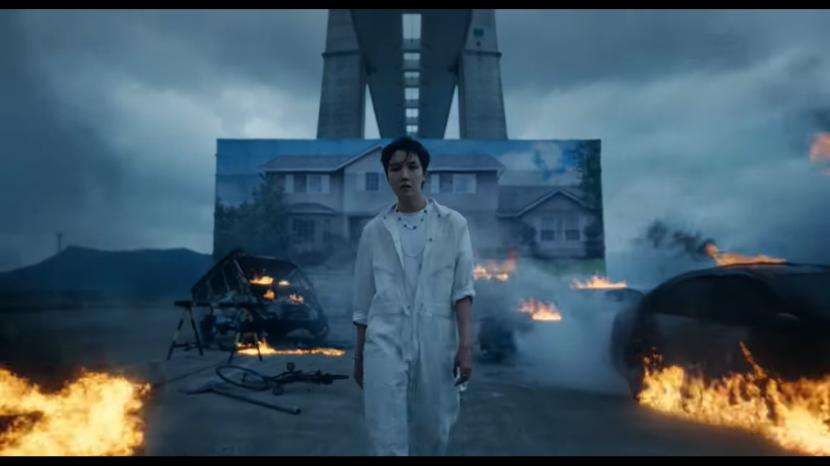  Potret personil grup K-Pop, J-Hope, dalam video musik lagu 
